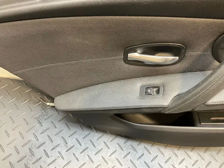 BMW 5 E60 E61 (2004 - 2010) Обшивка передней двери — фото 14