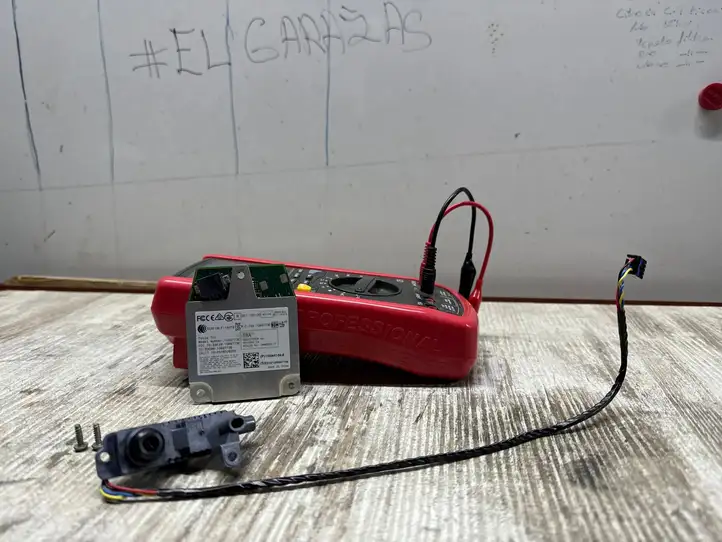 Tesla Model 3 (2017 - 2023)  1089773E Другая деталь отделки пере́дней дверей