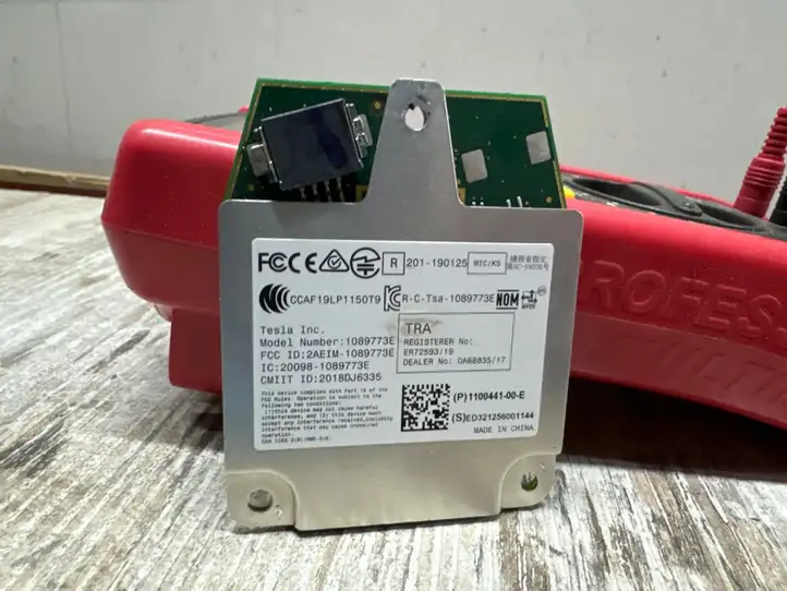 Tesla Model 3 (2017 - 2023)  1089773E Другая деталь отделки пере́дней дверей