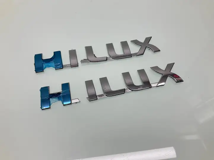 Toyota Hilux (AN10, AN20, AN30) (2011 - 2015) Эмблема модели — фото 1