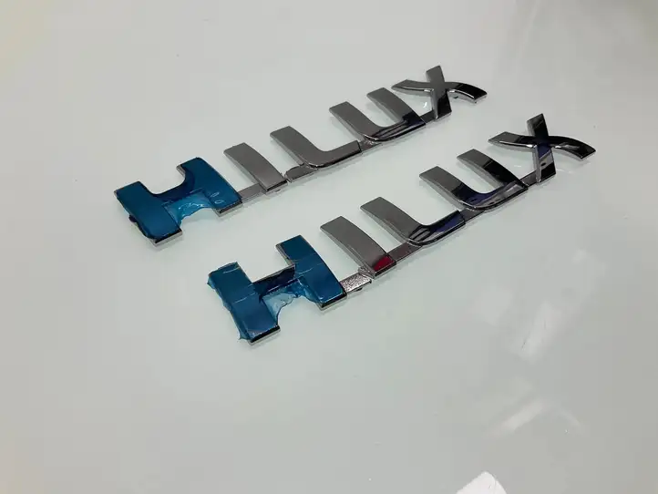 Toyota Hilux (AN10, AN20, AN30) (2011 - 2015) Эмблема модели — фото 3