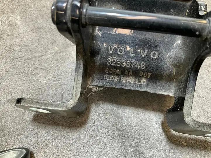 Volvo XC40 (2017 - ) 32338748 Комплект петель багажной двери — фото 4
