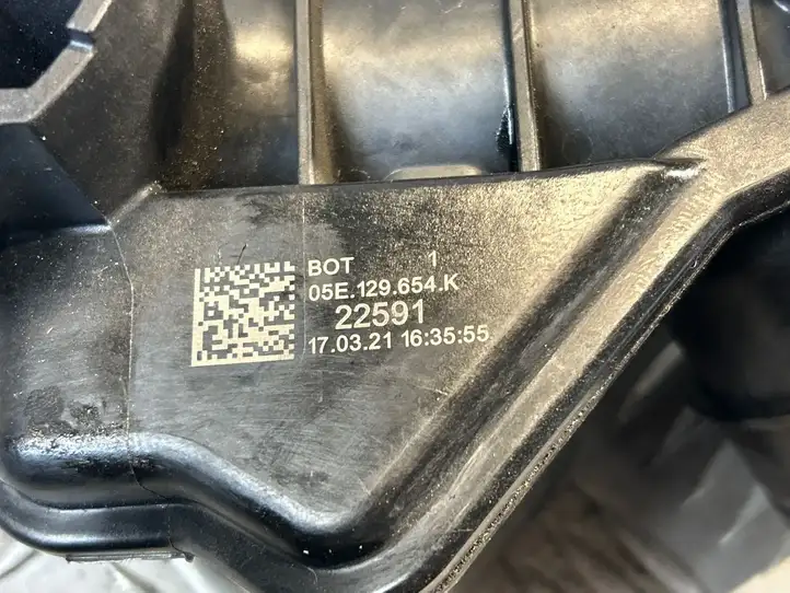 Audi Q3 F3 (2018 - ) 05E129654K Шланг сапуна — фото 5