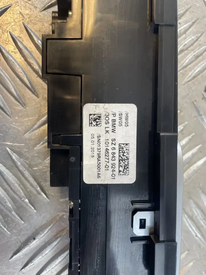 BMW 5 G30 G31 (2016 - ) 6843924 Выключатель ASR — фото 3