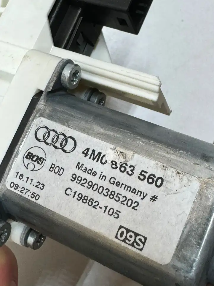Audi Q7 4M (2015 - ) 4M0863560 Механизм шторки багажника — фото 6