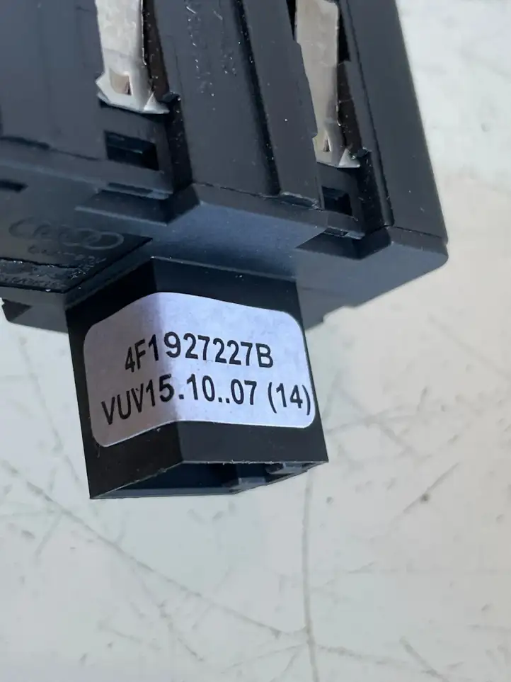 Audi A6 S6 C6 4F (2008 - 2011) 4F1927227B Кнопка бардачка — фото 3