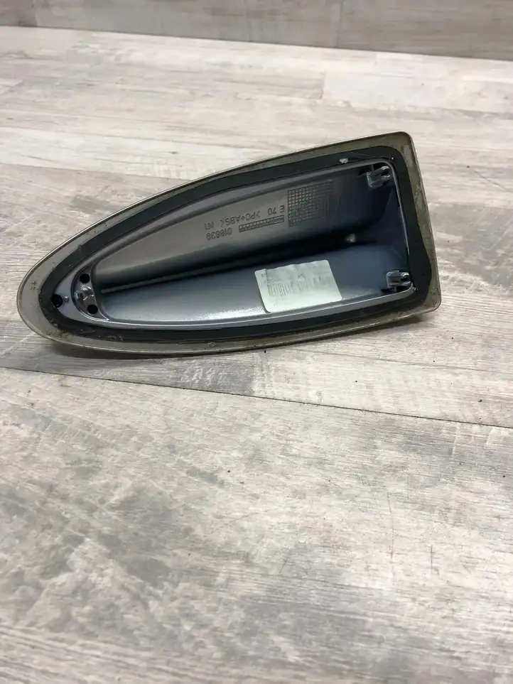 BMW 5 F10 F11 (2009 - 2016) 018639 Крышка GPS-антенны — фото 2