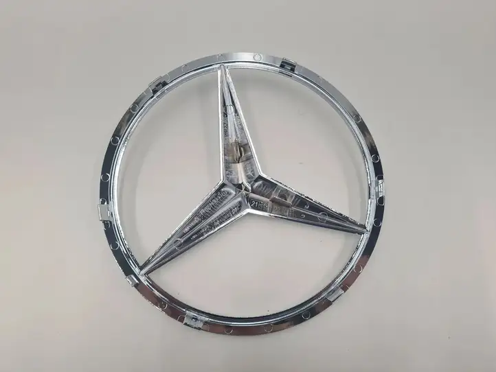 Mercedes-Benz GLA W156 (2017 - 2020) A0008171001 Эмблема производителя — фото 1