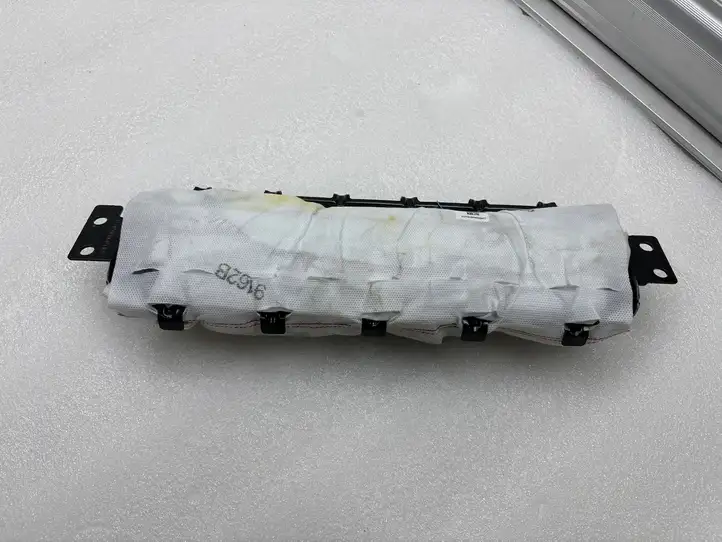 Tesla Model X (2021 - ) 107782600D Коленная подушка безопасности — фото 2