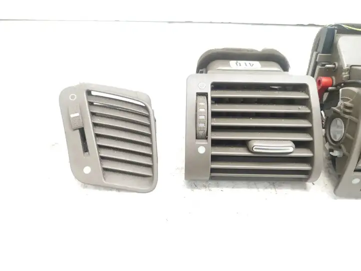 Audi A8 S8 D2 4D (1999 - 2002) 4D0820902J Боковой воздушный дефлектор — фото 3