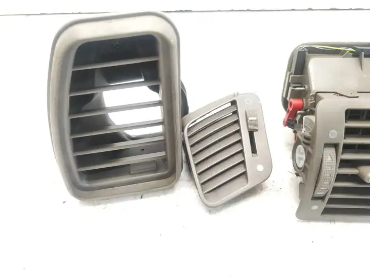 Audi A8 S8 D2 4D (1999 - 2002) 4D0857481 Боковой воздушный дефлектор — фото 3