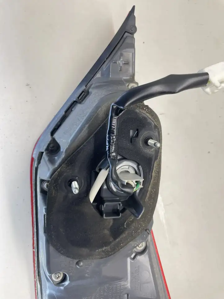 Lexus GS250 300 350 300h 450h (2011 - 2015) 8158130490 Задний фонарь в крышке багажника — фото 10