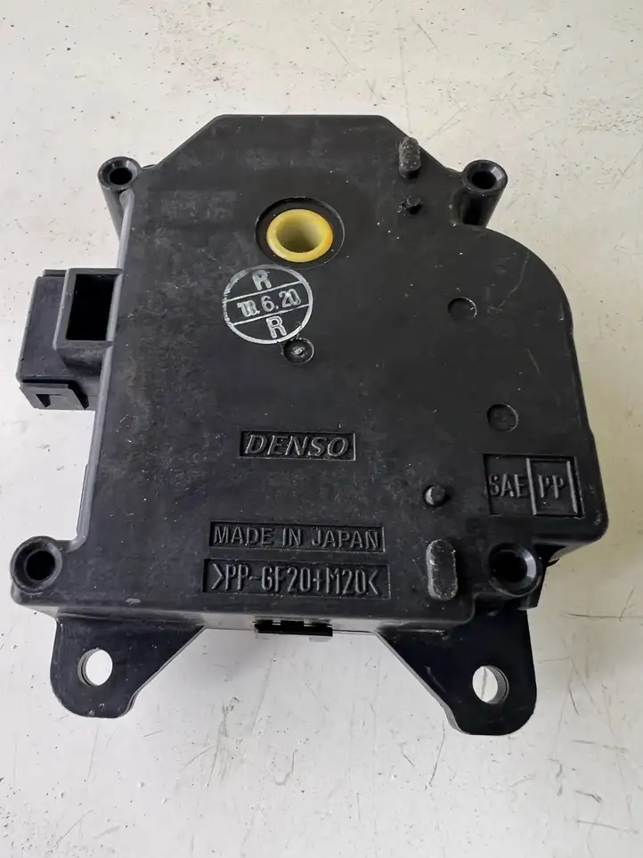 Toyota Corolla Verso AR10 (2004 - 2009) 0637008930 Двигатель задвижки потока воздуха — фото 1
