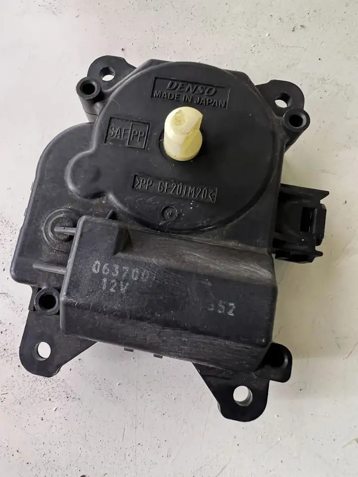 Toyota Corolla Verso AR10 (2004 - 2009) 0637008930 Двигатель задвижки потока воздуха — фото 4