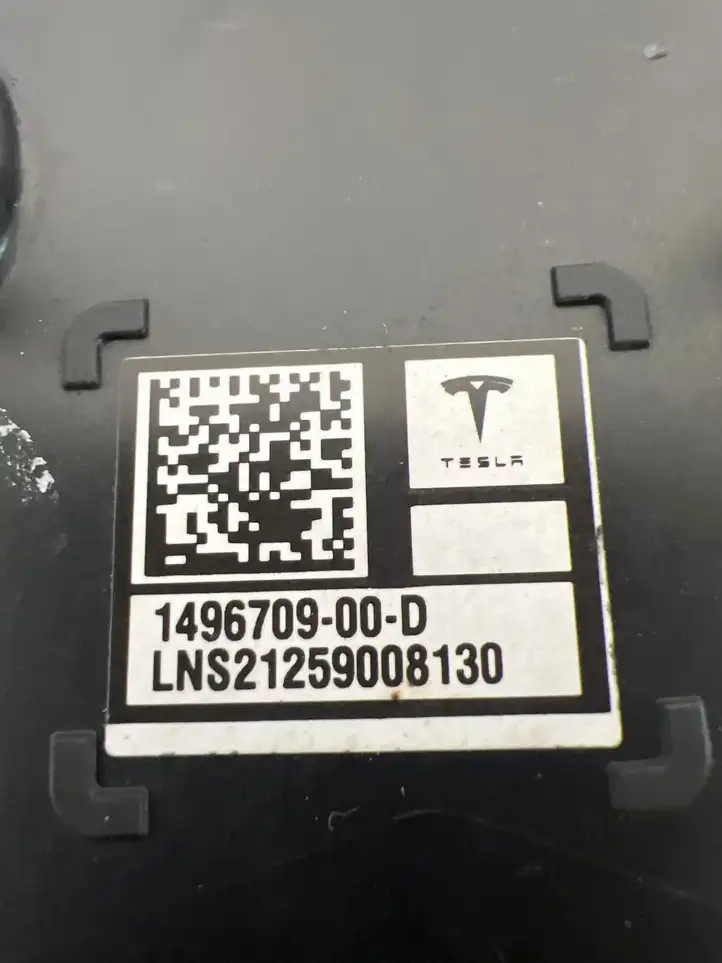 Tesla Model S (2021 - ) Накладка стекла передней двери — фото 7