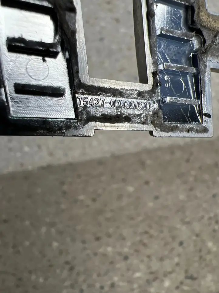Toyota Hilux (AN120, AN130) (2015 - 2017) 754270K030 Эмблема модели — фото 2