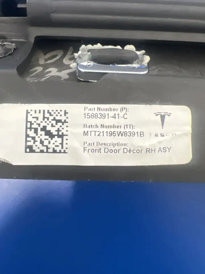 Tesla Model S (2021 - ) Прочая отделка передней двери — фото 6