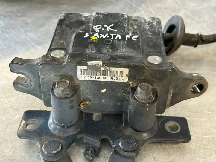 Hyundai Santa Fe (2012 - 2015) 791502W000 Привод подушки безопасности пешехода — фото 3