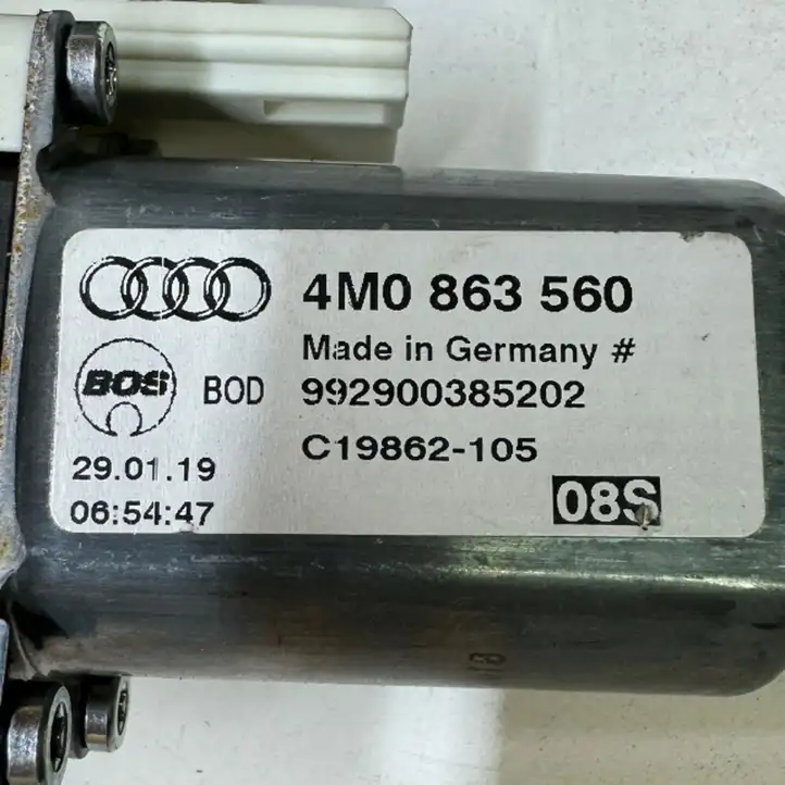 Audi Q7 4M (2015 - ) 4M0863560 Механизм шторки багажника — фото 8