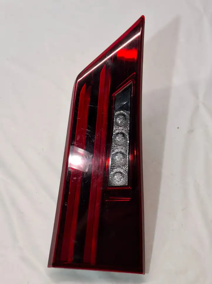Lexus ES 300h (2012 - 2018) F100RD02 Задний фонарь в крышке багажника — фото 6
