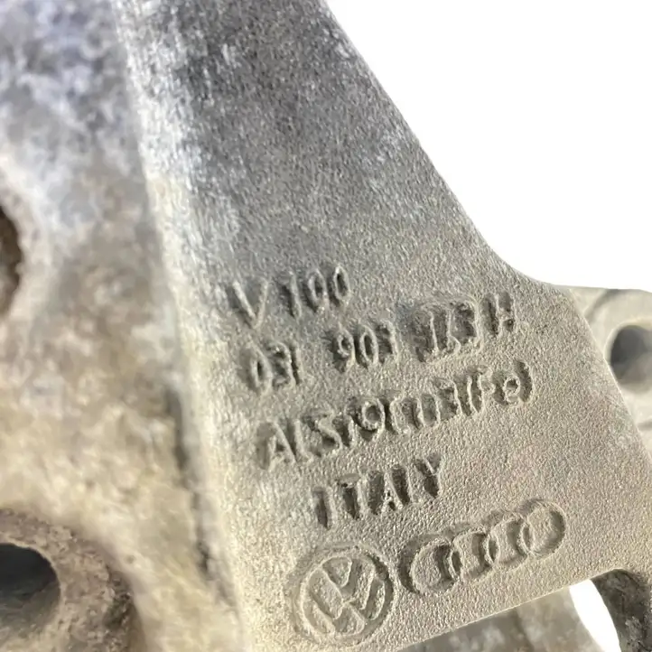Audi A4 S4 B8 8K (2007 - 2011) 03L903143H Кронштейн топливного насоса — фото 6