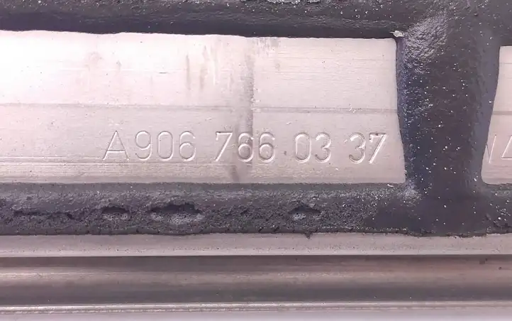Mercedes-Benz Sprinter W906 (2006 - 2018) A9067660337 Средняя направляющая раздвижной двери — фото 8