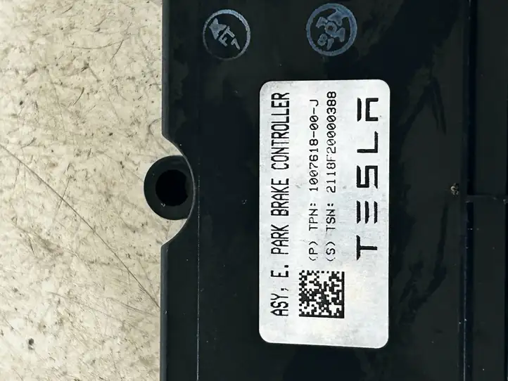 Tesla Model X (2015 - 2021) 100761800J Блок управления стояночным тормозом (EPB) — фото 4