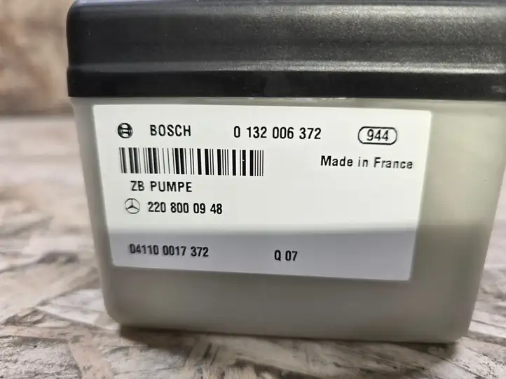 Mercedes-Benz S W220 (1998 - 2006) 2208000948 Вакуумный насос центрального замка — фото 3