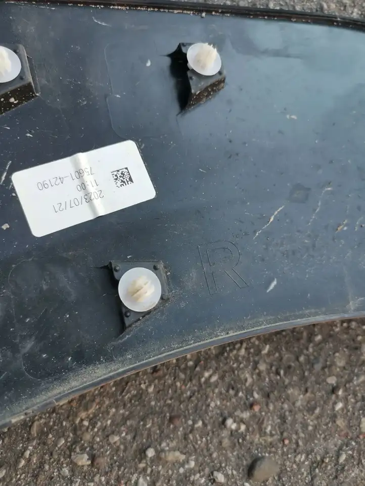Toyota bZ4X (2021 - ) 7561142160 Молдинг крыла — фото 4