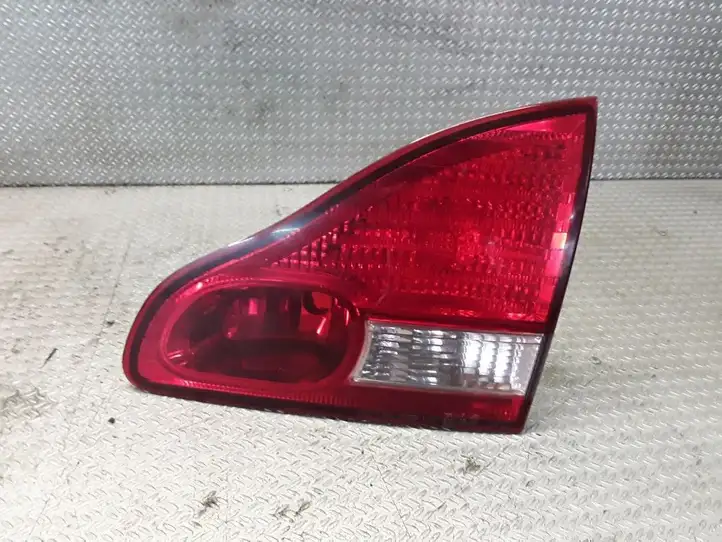 Toyota Avensis Verso (2001 - 2004) Задний фонарь в крышке багажника — фото 1