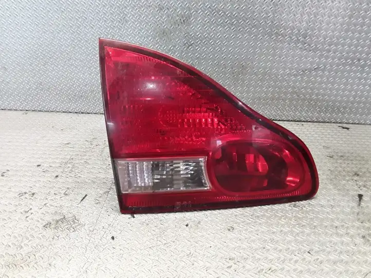 Toyota Avensis Verso (2001 - 2004) Задний фонарь в крышке багажника — фото 1