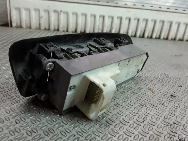 Toyota Auris 150 (2006 - 2012) Кнопка стеклоподъемников — фото 2