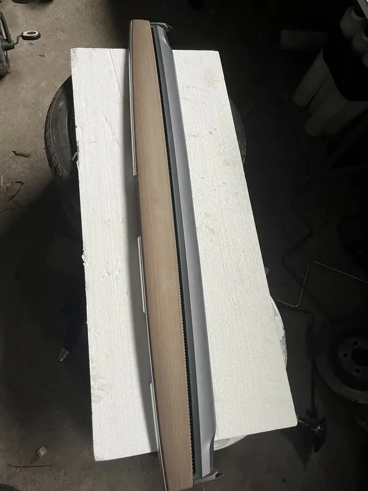 Tesla Model 3 (2017 - 2023) 2140322X Декоративная планка — фото 1