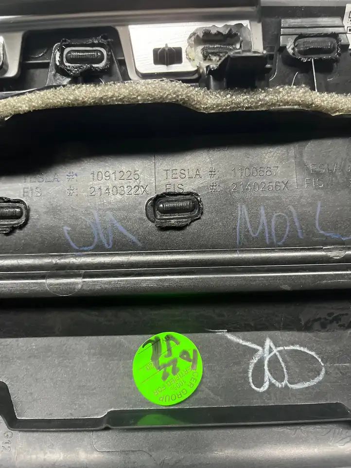 Tesla Model 3 (2017 - 2023) 2140322X Декоративная планка — фото 3