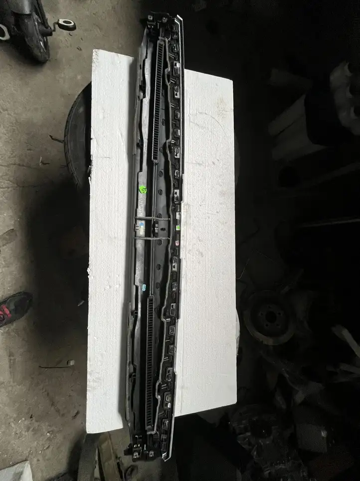 Tesla Model 3 (2017 - 2023) 2140322X Декоративная планка — фото 5