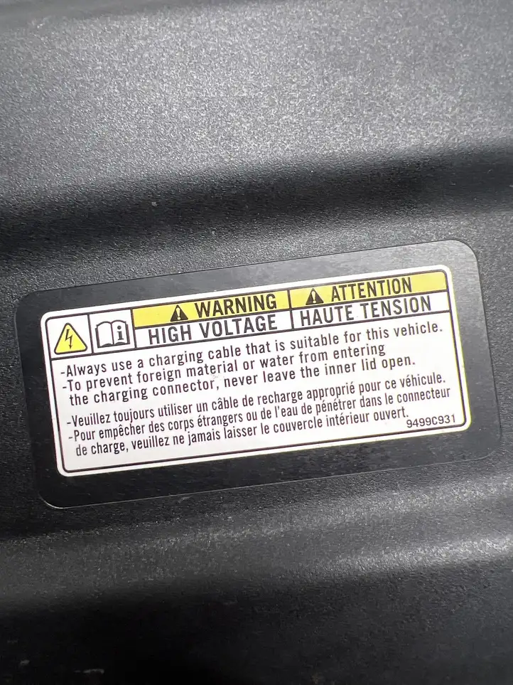 Mitsubishi Outlander (2016 - 2018) Крышка зарядного разъема — фото 8