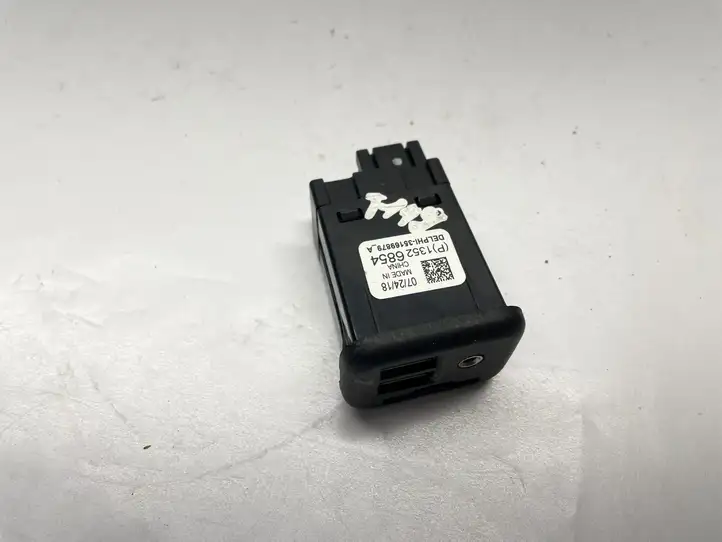 Chevrolet Camaro (2018 - ) 13526854 AUX разъем — фото 12