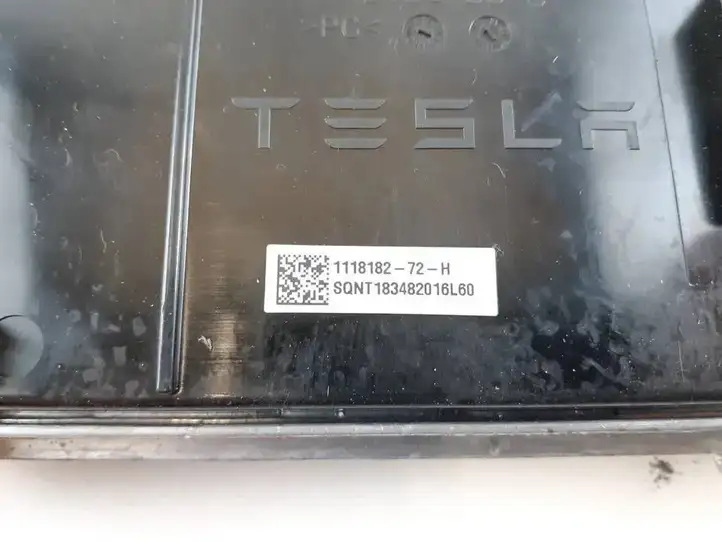 Tesla Model 3 (2017 - 2023) 111818272H Блок управления пневмоподвеской — фото 6