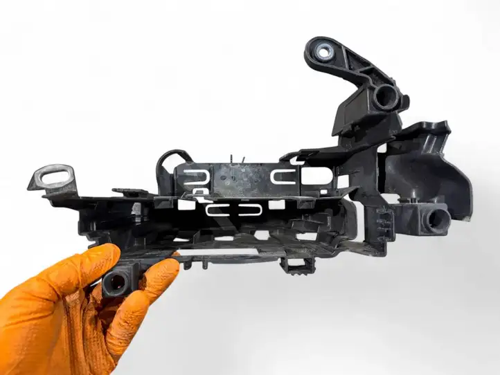 BMW 3 G20 G21 (2019 - ) 8650888 Кронштейн ЭБУ двигателя — фото 3