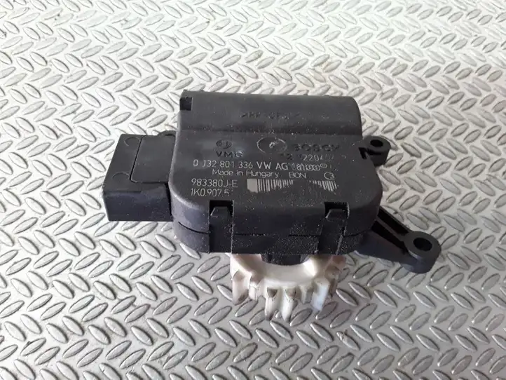 Volkswagen Golf V (2003 - 2009) 0132801336 Двигатель задвижки потока воздуха — фото 1