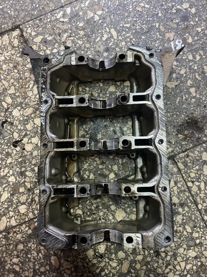 Opel Meriva A (2006 - 2010) 73500430 Крышка коленчатого вала — фото 1