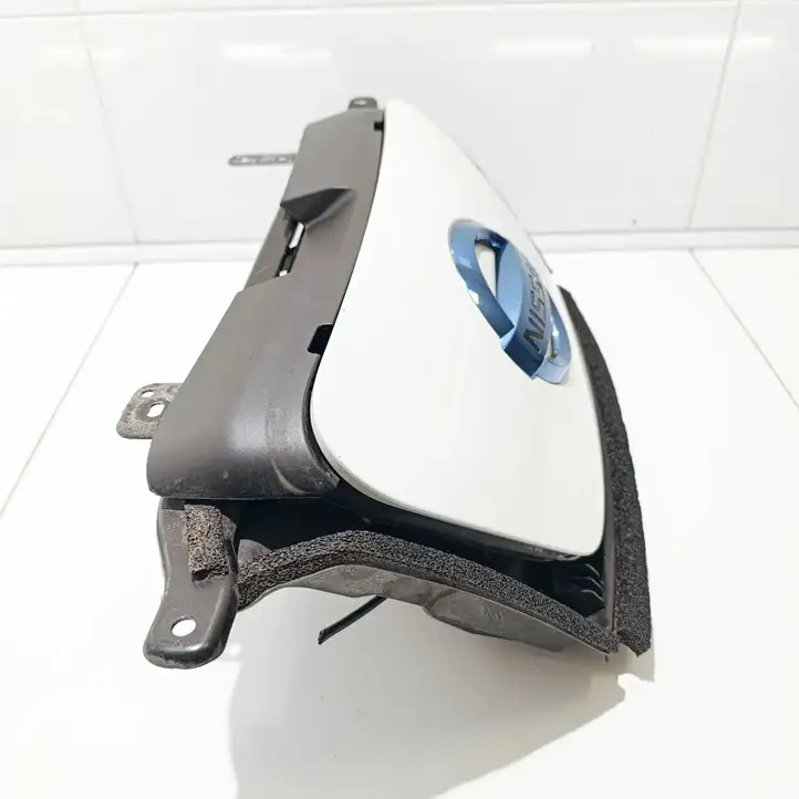 Nissan Leaf I (ZE0) (2010 - 2017) 657303NA1A Крышка зарядного разъема — фото 4
