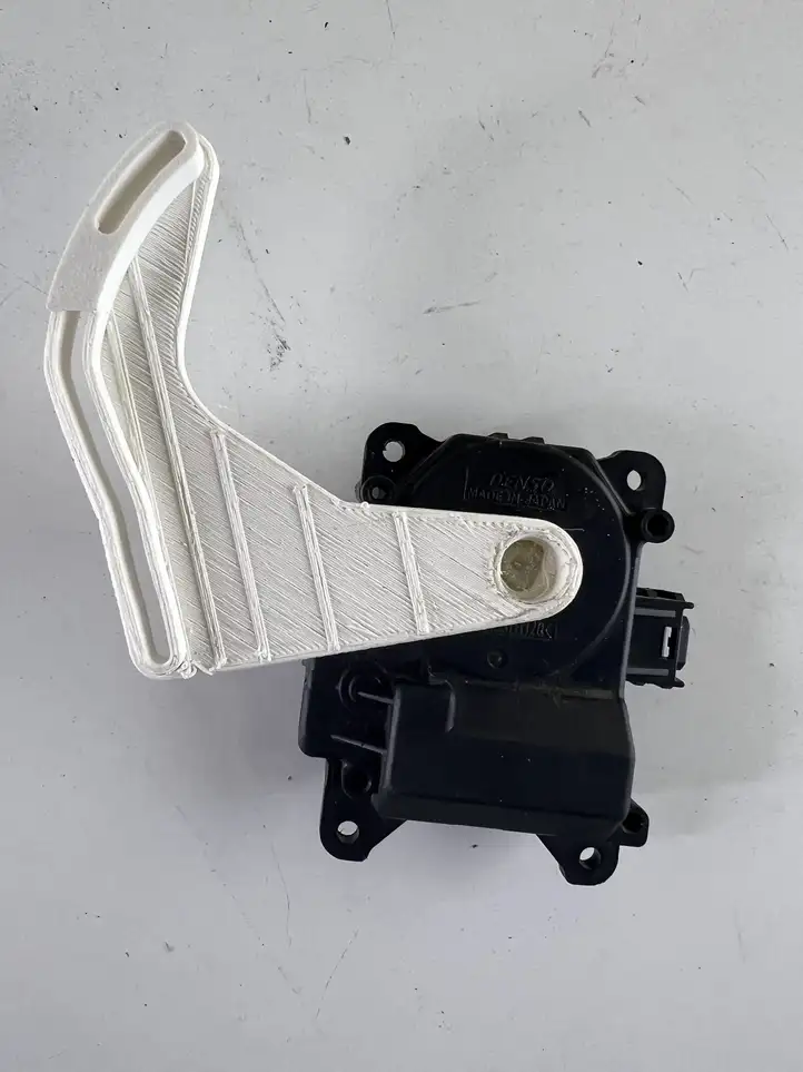 Toyota Corolla Verso AR10 (2004 - 2009) 0637008930 Двигатель задвижки потока воздуха — фото 1