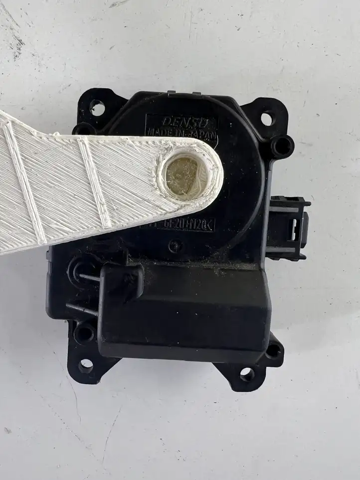 Toyota Corolla Verso AR10 (2004 - 2009) 0637008930 Двигатель задвижки потока воздуха — фото 4