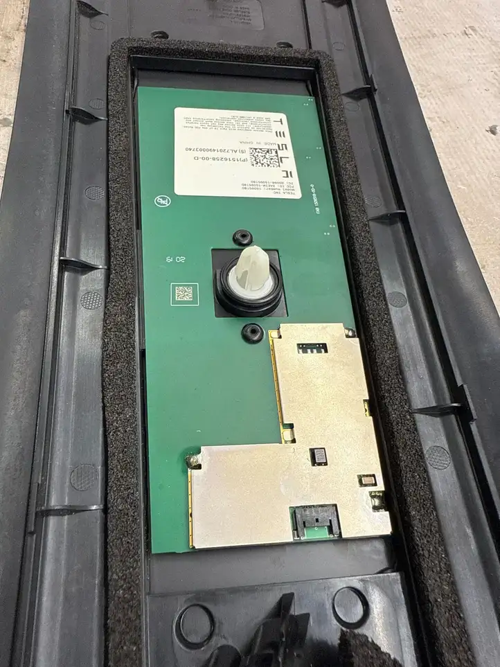 Tesla Model Y (2019 - 2024) 151625800D Верхняя обшивка стойки B — фото 4