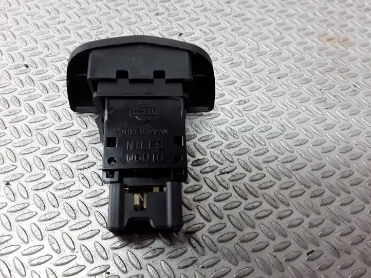 Nissan Primera (2001 - 2008) NILES06016 Включатель аварийных фонарей — фото 1