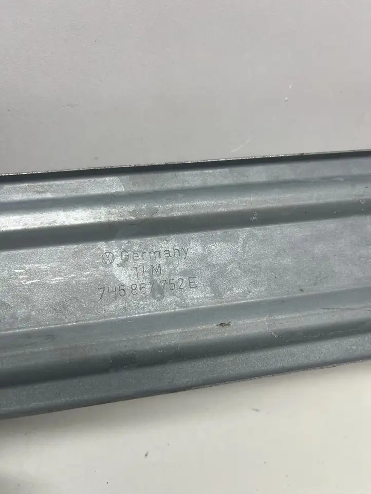 Volkswagen Transporter-Caravelle (2003 - 2009)  7H5867752E Другая деталь салона