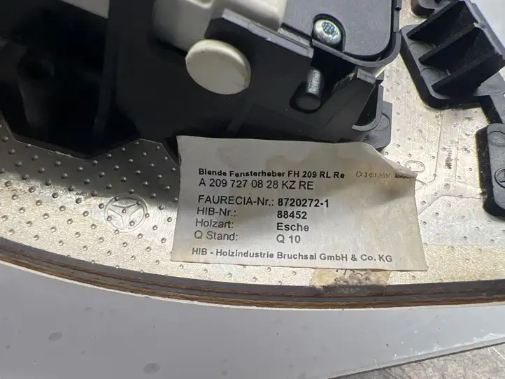 Mercedes-Benz CLK A209,C209 (2002 - 2009)  A2097200122 Отделка пепельницы