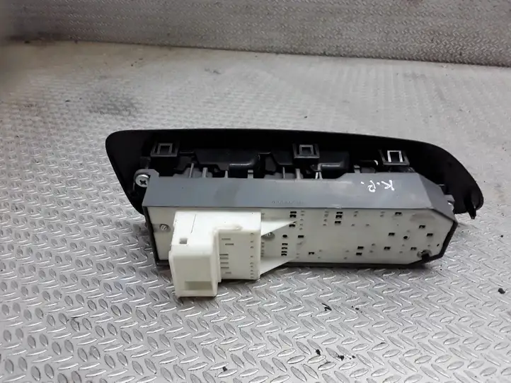 Toyota Auris 150 (2006 - 2012) 7423202550 Блок кнопок стеклоподъемников — фото 3