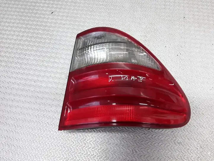 Mercedes-Benz E W210 (1995 - 2002) A2108205464 Задний фонарь в кузове — фото 1